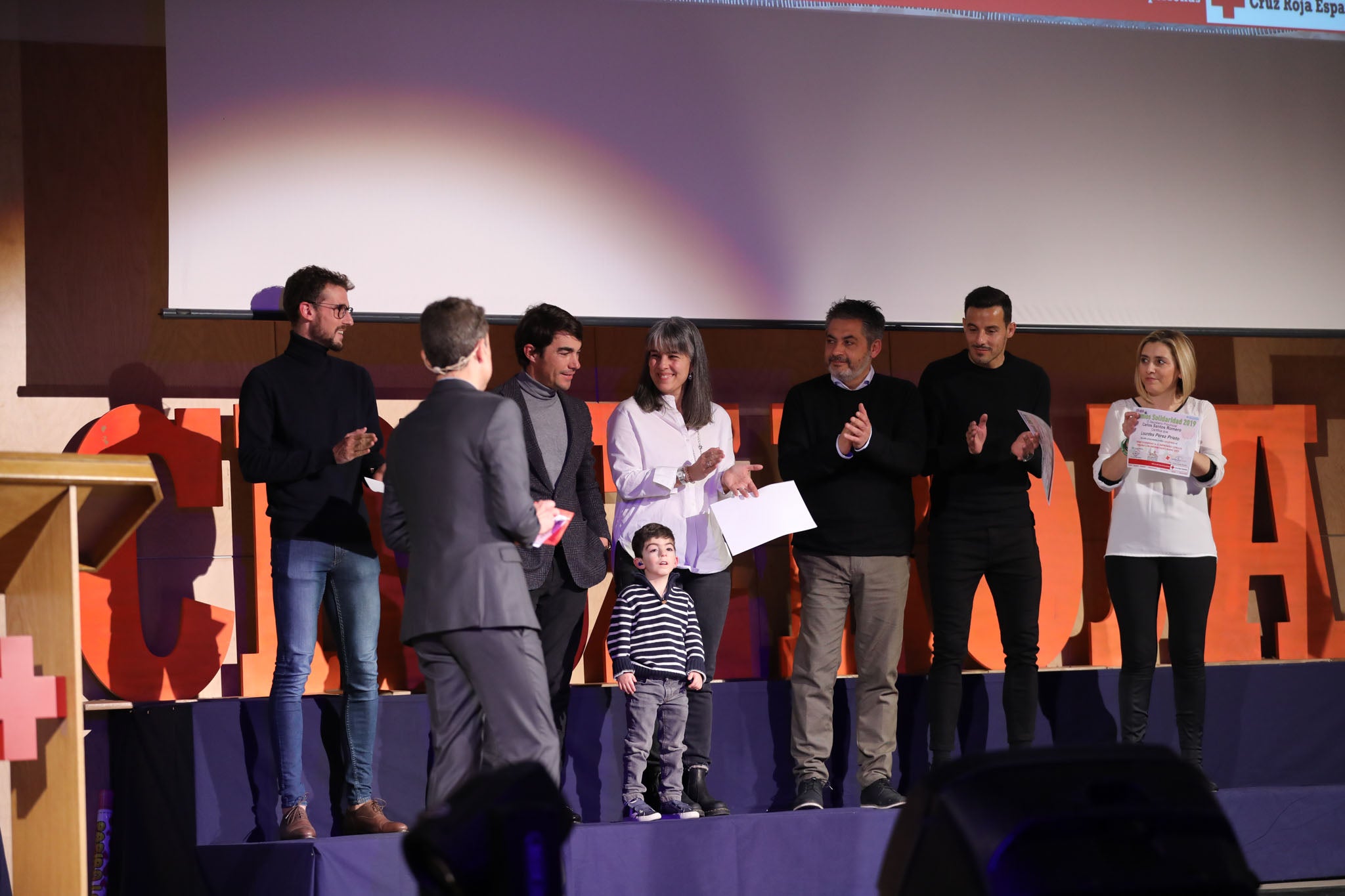 Cruz Roja Salamanca celebró ayer una accidentada XXIV edición de sus Premios Solidaridad. La gala, que fue interrumpida por una alerta de incendio que se quedó en un susto, fue presentada por el periodista y presentador de televisión Javier Gallego.