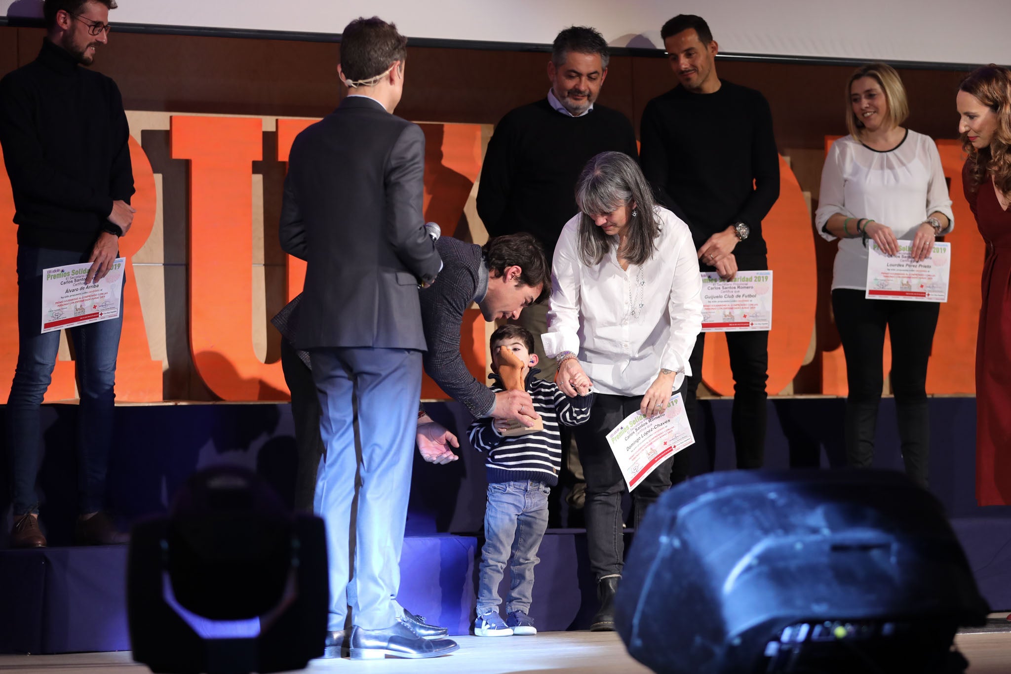 Cruz Roja Salamanca celebró ayer una accidentada XXIV edición de sus Premios Solidaridad. La gala, que fue interrumpida por una alerta de incendio que se quedó en un susto, fue presentada por el periodista y presentador de televisión Javier Gallego.