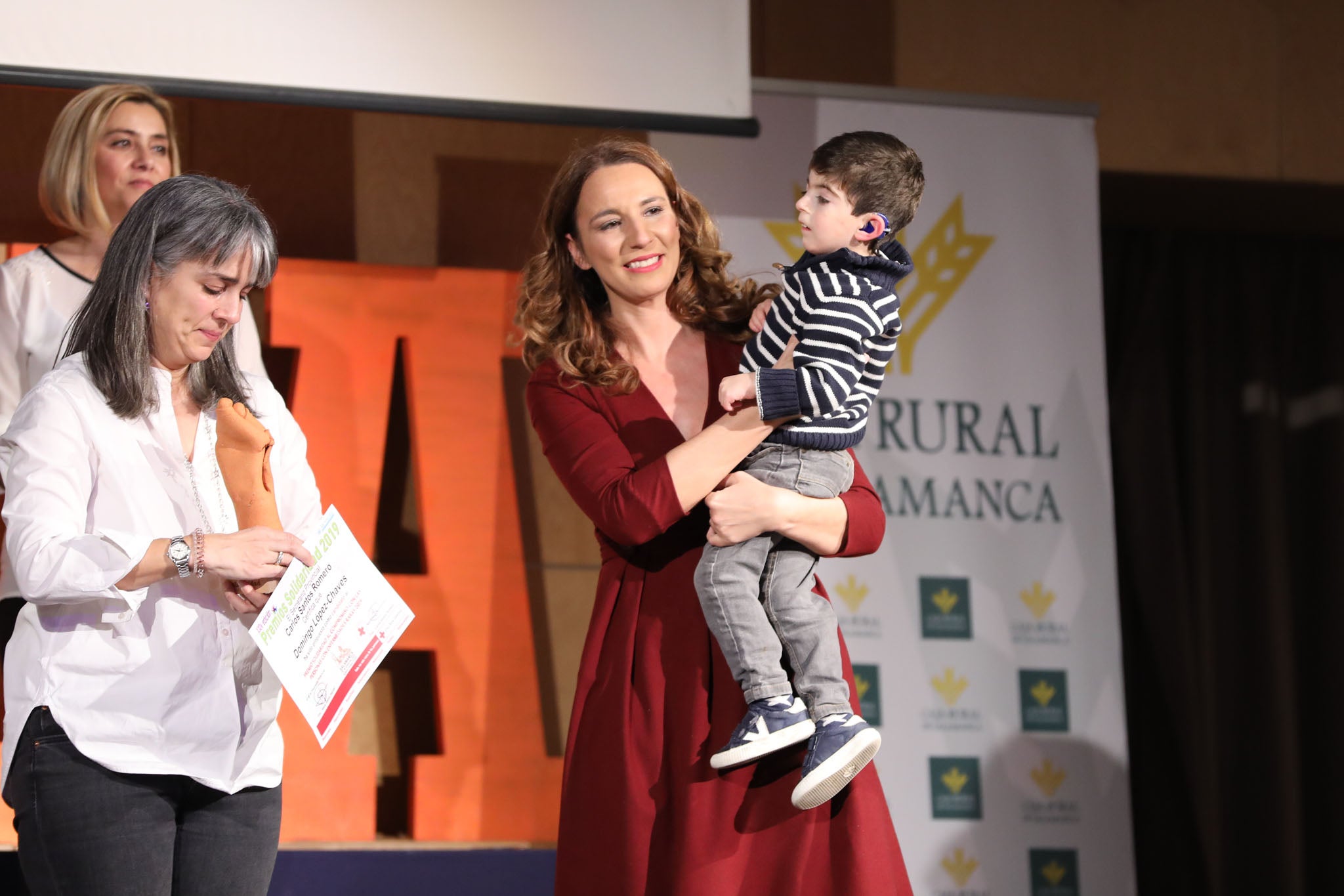 Cruz Roja Salamanca celebró ayer una accidentada XXIV edición de sus Premios Solidaridad. La gala, que fue interrumpida por una alerta de incendio que se quedó en un susto, fue presentada por el periodista y presentador de televisión Javier Gallego.