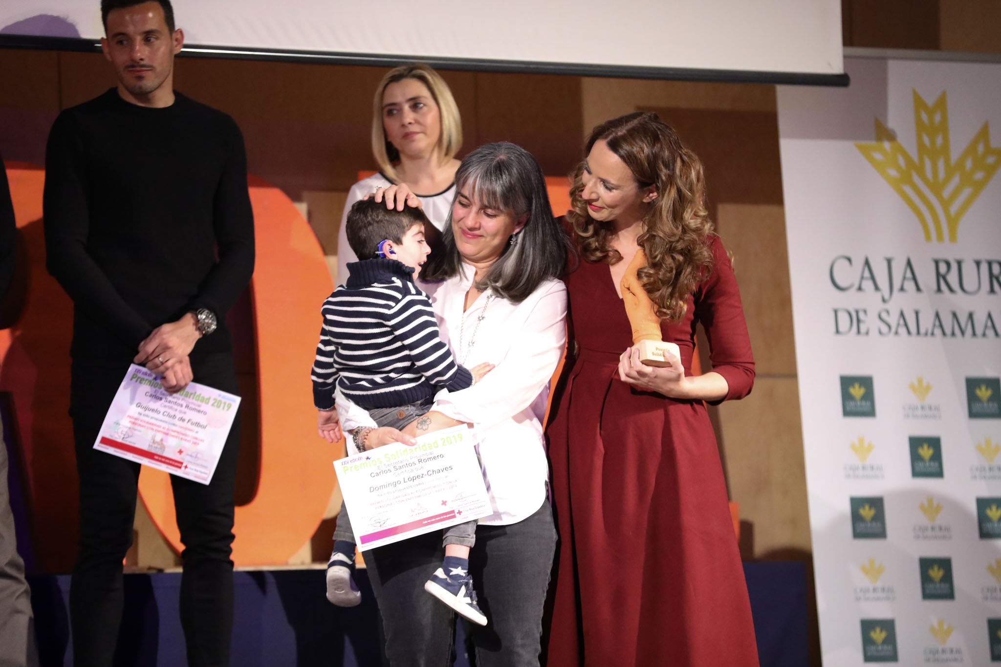 Cruz Roja Salamanca celebró ayer una accidentada XXIV edición de sus Premios Solidaridad. La gala, que fue interrumpida por una alerta de incendio que se quedó en un susto, fue presentada por el periodista y presentador de televisión Javier Gallego.