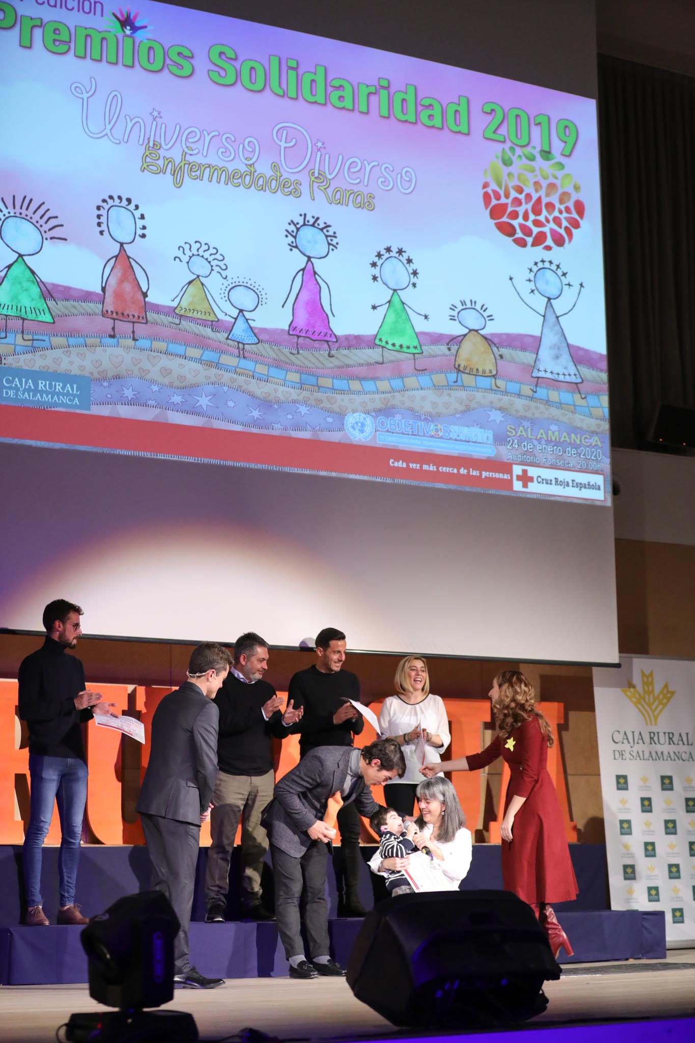 Cruz Roja Salamanca celebró ayer una accidentada XXIV edición de sus Premios Solidaridad. La gala, que fue interrumpida por una alerta de incendio que se quedó en un susto, fue presentada por el periodista y presentador de televisión Javier Gallego.