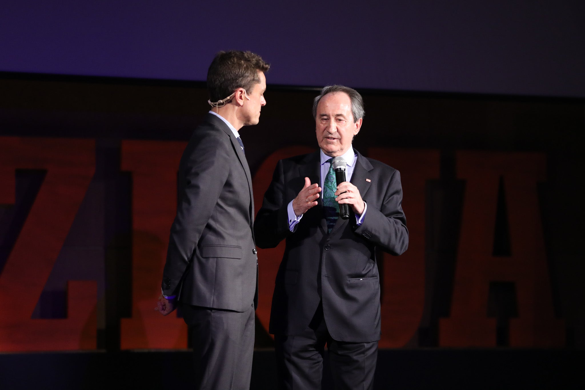 Cruz Roja Salamanca celebró ayer una accidentada XXIV edición de sus Premios Solidaridad. La gala, que fue interrumpida por una alerta de incendio que se quedó en un susto, fue presentada por el periodista y presentador de televisión Javier Gallego.