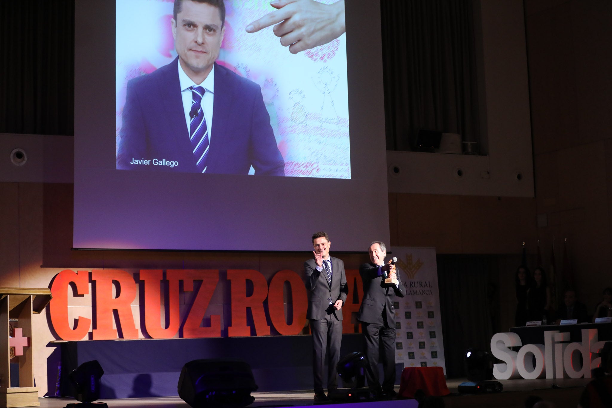 Cruz Roja Salamanca celebró ayer una accidentada XXIV edición de sus Premios Solidaridad. La gala, que fue interrumpida por una alerta de incendio que se quedó en un susto, fue presentada por el periodista y presentador de televisión Javier Gallego.