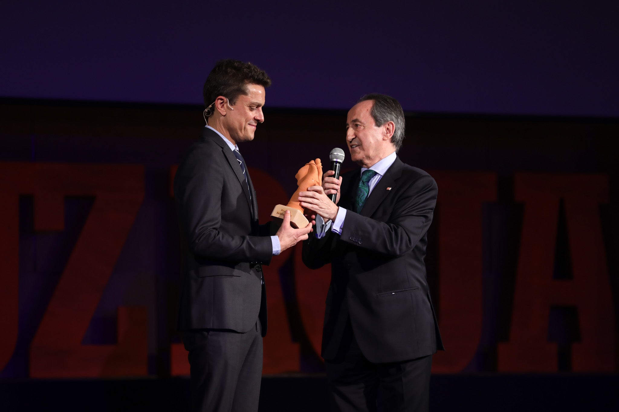 Cruz Roja Salamanca celebró ayer una accidentada XXIV edición de sus Premios Solidaridad. La gala, que fue interrumpida por una alerta de incendio que se quedó en un susto, fue presentada por el periodista y presentador de televisión Javier Gallego.