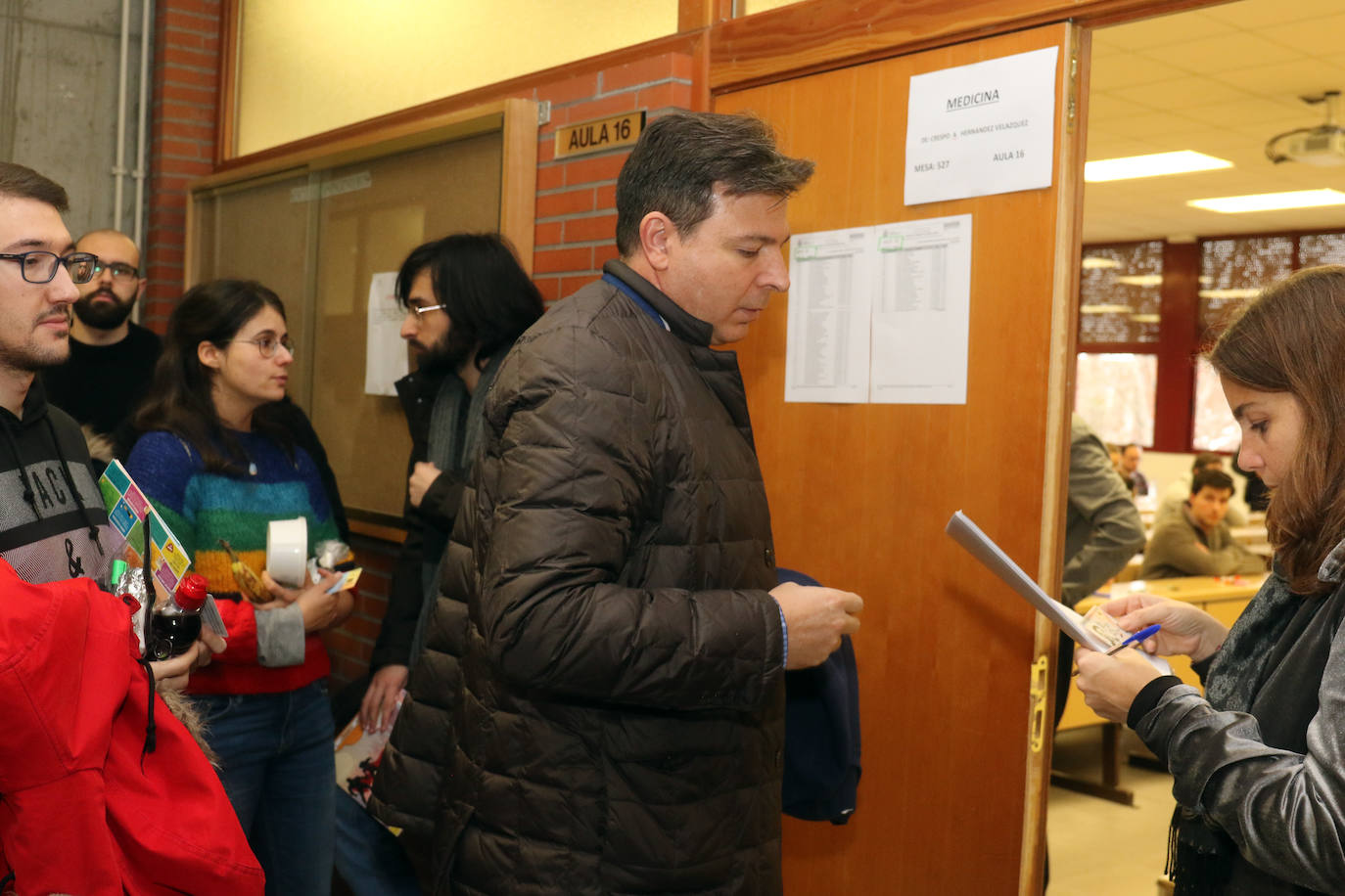 Un total de 35.472 candidatos se examinan este sábado en una veintena de ciudades, entre ellas Salamanca y Valladolid, para obtener una de las 9.539 plazas de formación sanitaria especializada en Medicina, Farmacia, Enfermería, Psicología, Química, Biología y Física convocadas por el Ministerio de Sanidad..