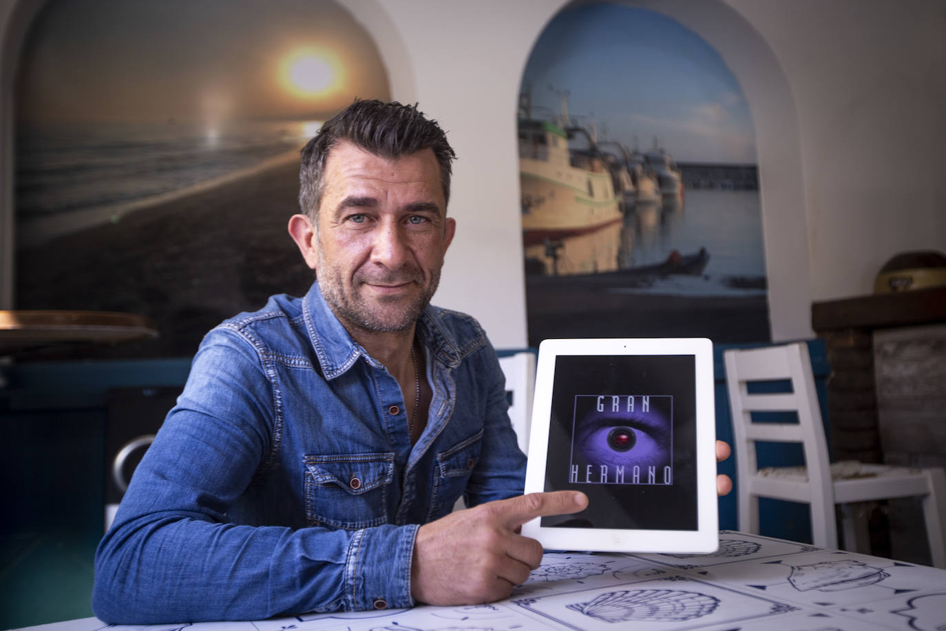 Alonso Jiménez Barbero en un restaurante del puerto de su Motril natal. 