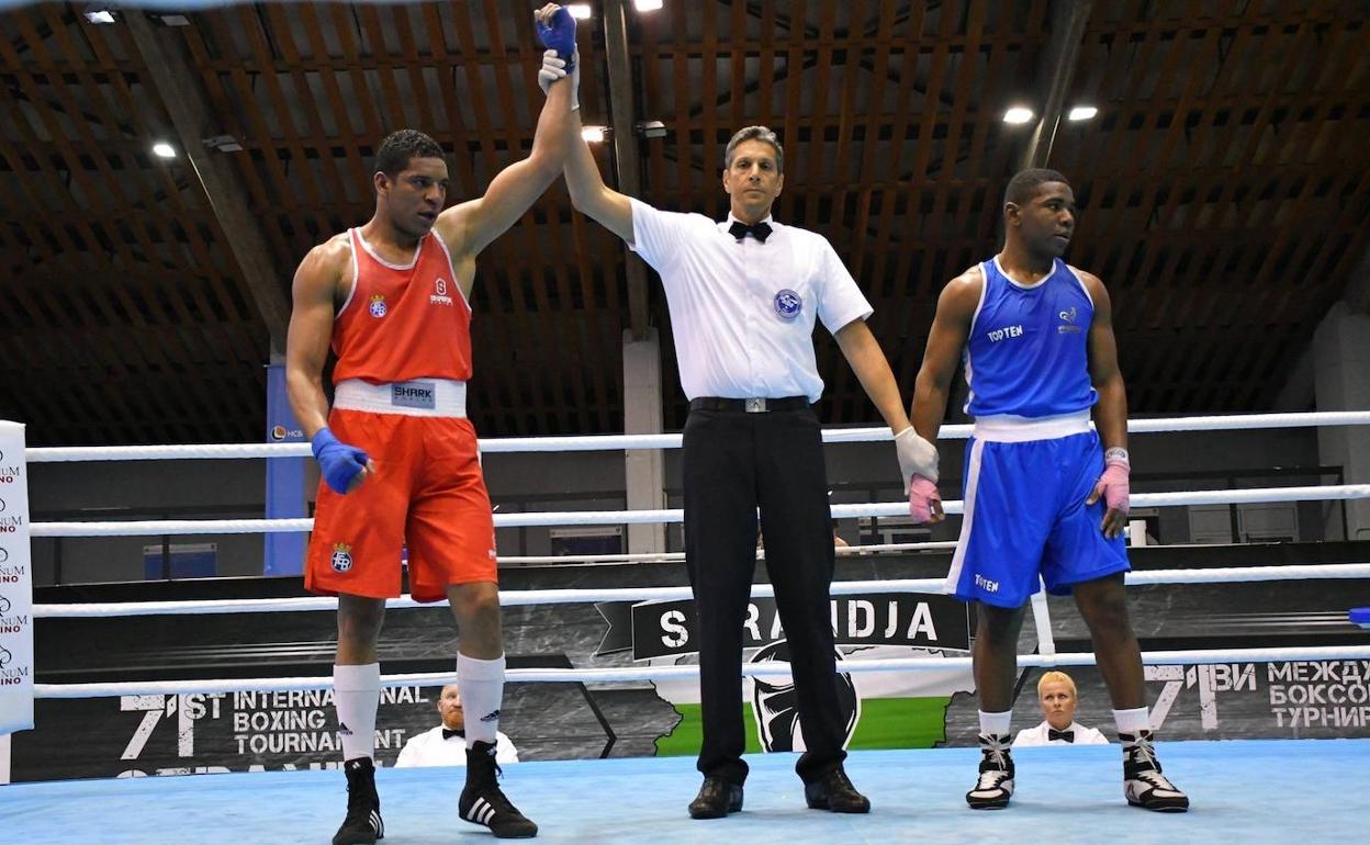 Enmanuel Reyes es proclamado ganador de un combate. 