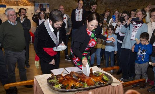 Yolanda Ramos cortó un cochinillo asado con un plato, como mandan los cánones. 