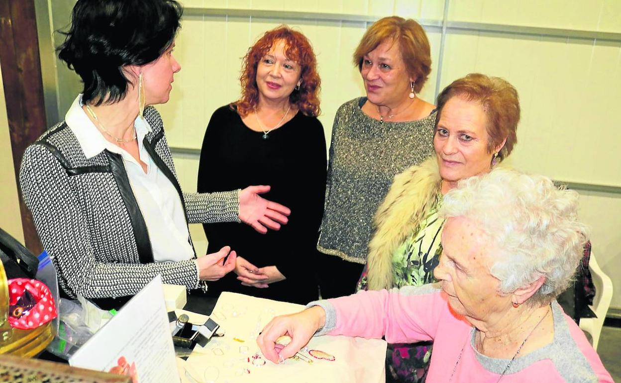 Los hornilleros se interesaron por las joyas diseñadas por Vanesa Albertos. 