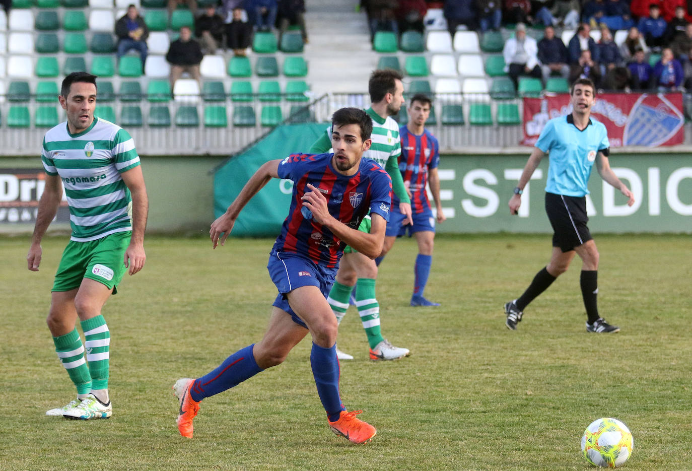 Partido entre la Gimnástica Segoviana y la Virgen del Camino 