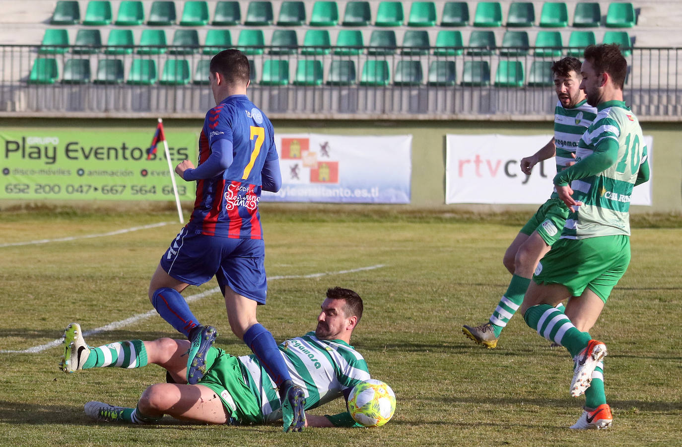 Partido entre la Gimnástica Segoviana y la Virgen del Camino 