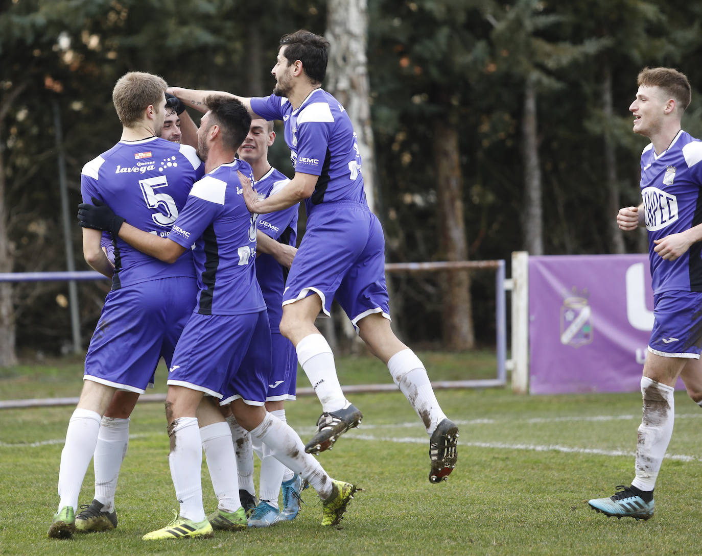 El equipo morado suma la quinta victoria de la temporada. 
