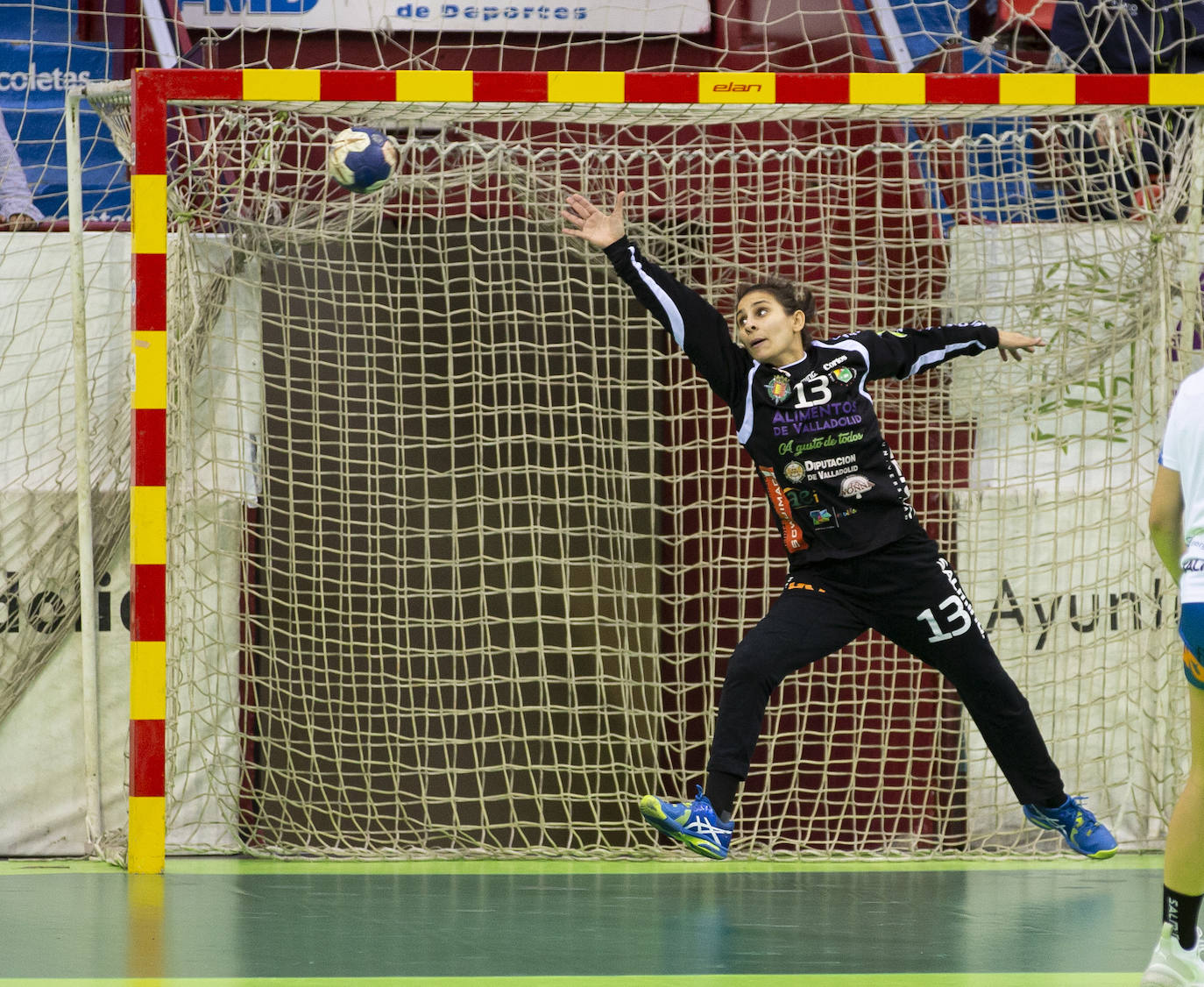 El Aula Alimentos de Valladolid suma su tercera victoria consecutiva (25-24) gracias a un tanto de Bea Puertas en los últimos segundos del partido contra el Balonmano Salud Tenerife.