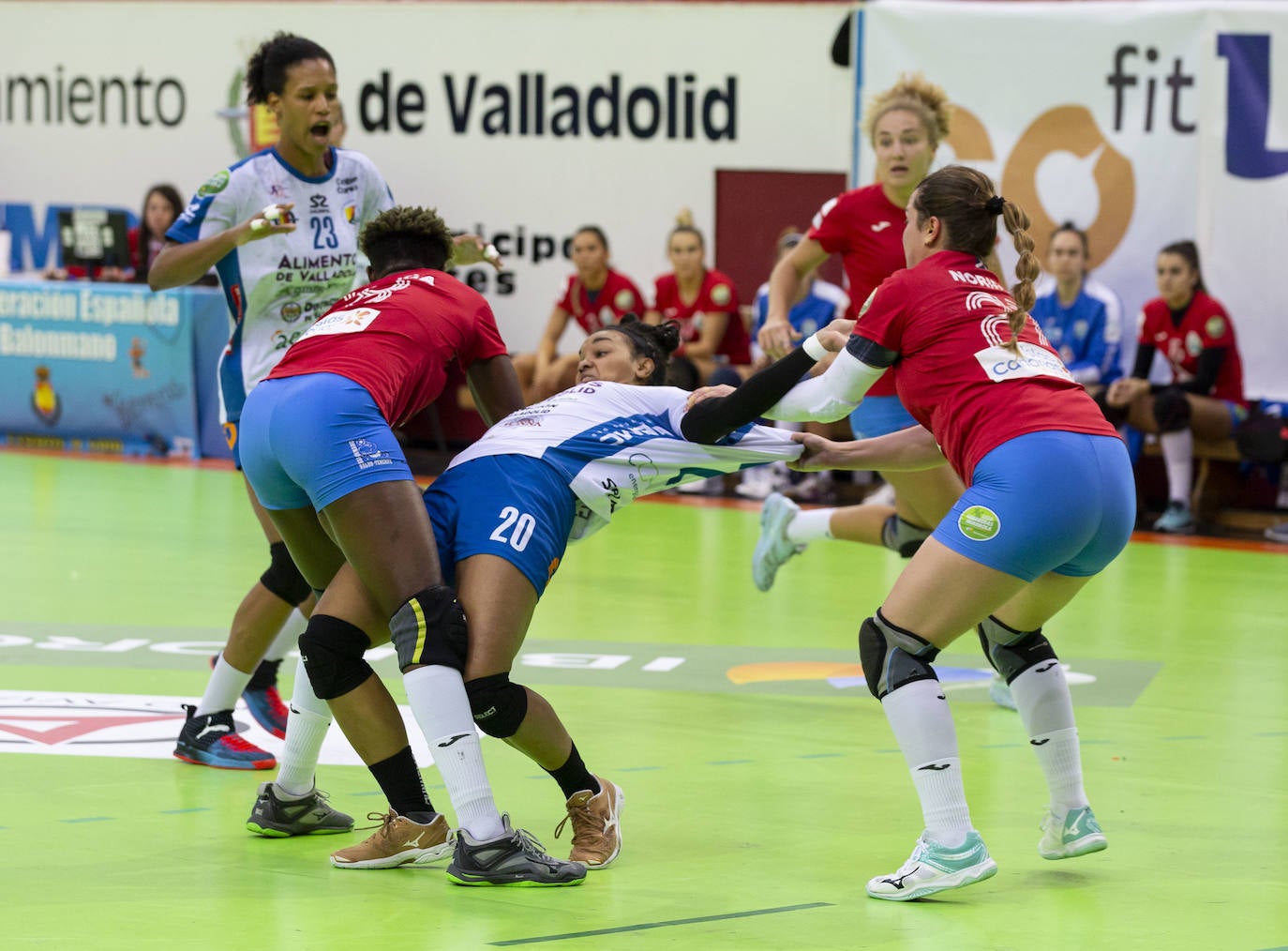 El Aula Alimentos de Valladolid suma su tercera victoria consecutiva (25-24) gracias a un tanto de Bea Puertas en los últimos segundos del partido contra el Balonmano Salud Tenerife.