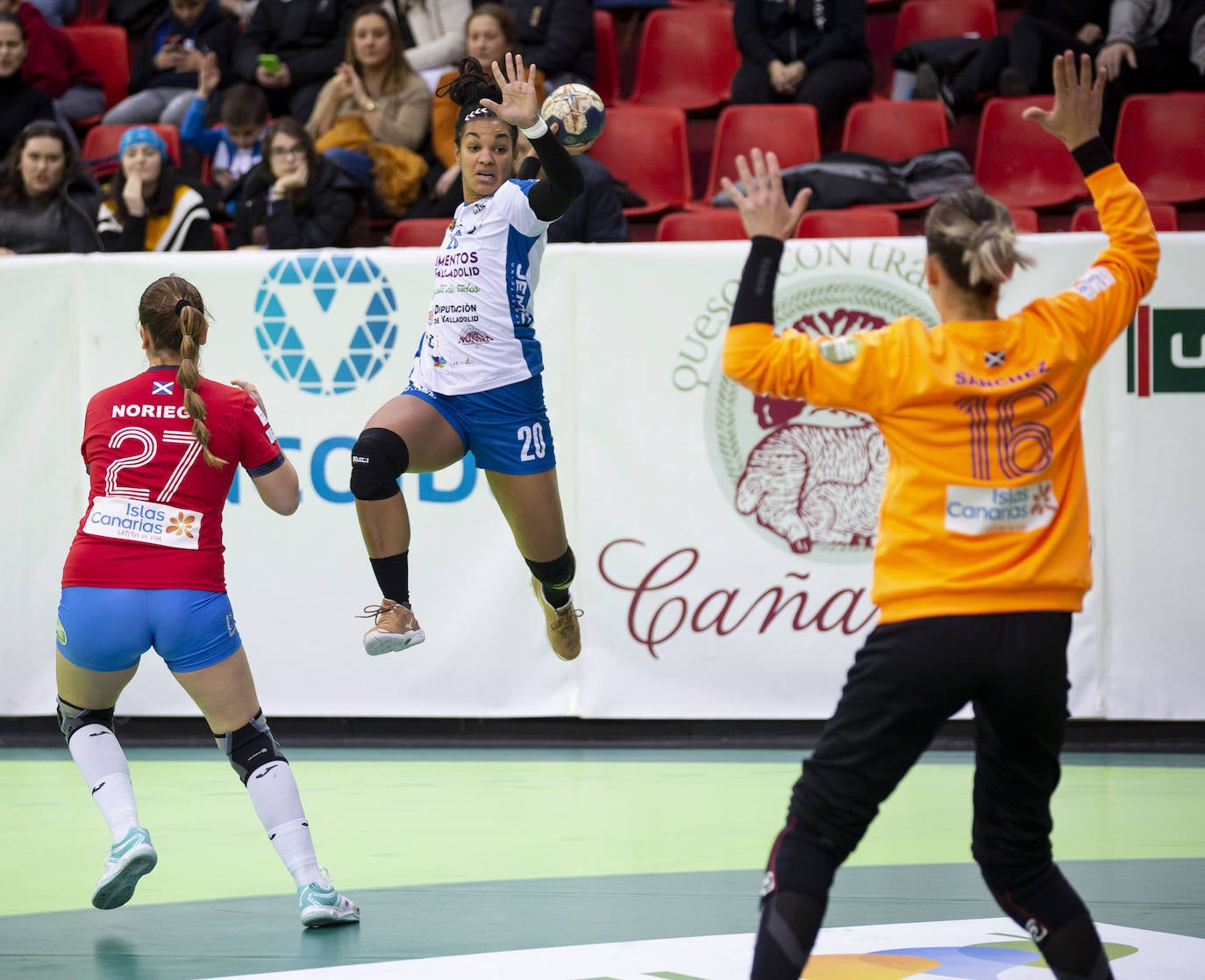 El Aula Alimentos de Valladolid suma su tercera victoria consecutiva (25-24) gracias a un tanto de Bea Puertas en los últimos segundos del partido contra el Balonmano Salud Tenerife.