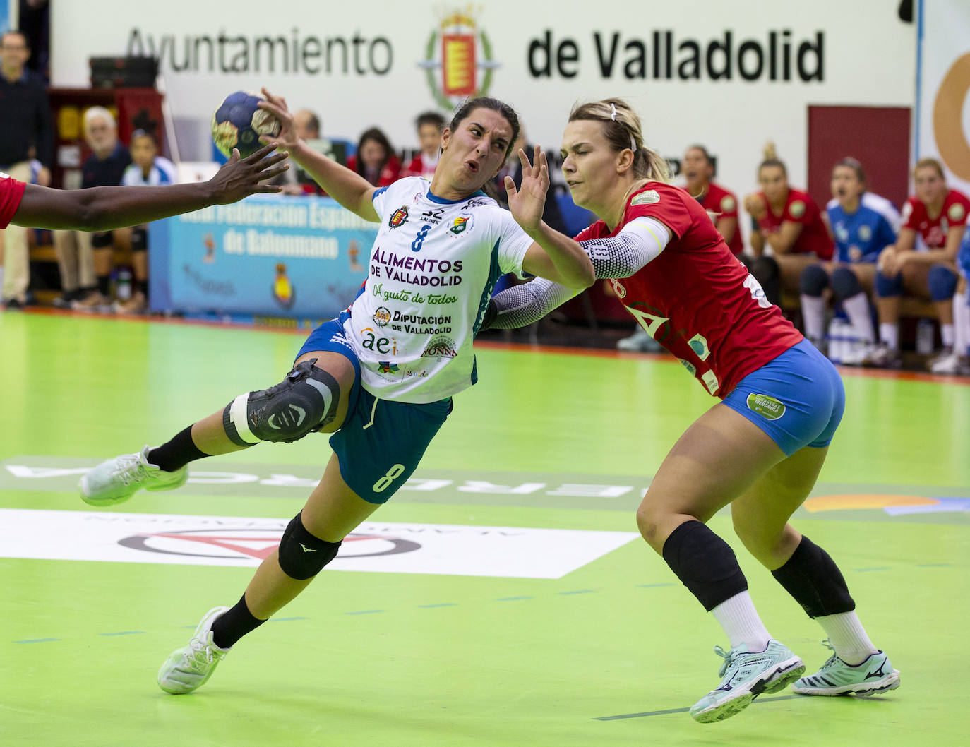 El Aula Alimentos de Valladolid suma su tercera victoria consecutiva (25-24) gracias a un tanto de Bea Puertas en los últimos segundos del partido contra el Balonmano Salud Tenerife.