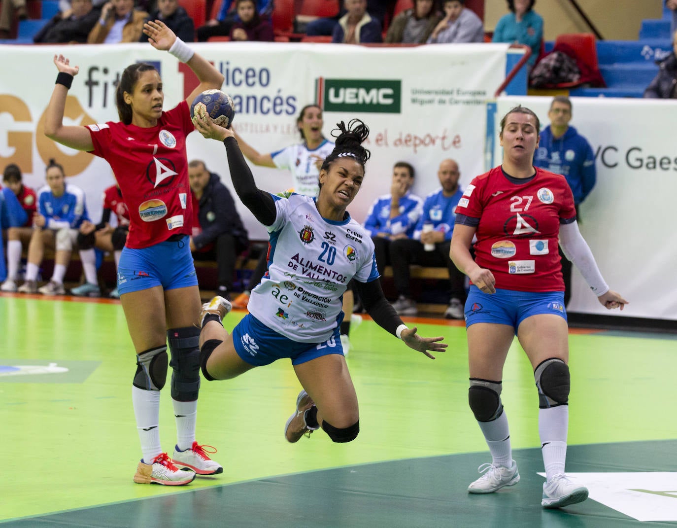 El Aula Alimentos de Valladolid suma su tercera victoria consecutiva (25-24) gracias a un tanto de Bea Puertas en los últimos segundos del partido contra el Balonmano Salud Tenerife.