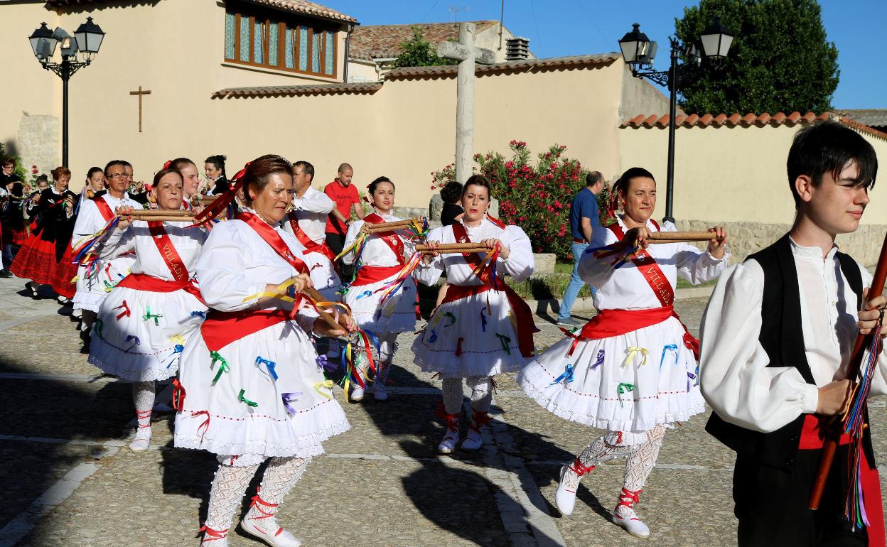 Grupo de personas mostrando el arte del paloteo. 