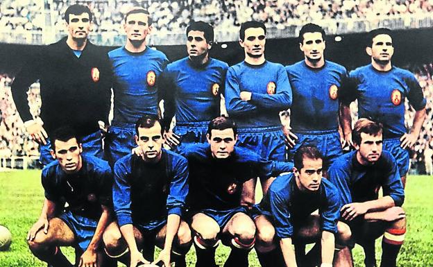 Arriba, Iríbar, Zoco, Olivella, Fusté, Isacio y Rivilla. Abajo, Amancio, Pereda, Marcelino, Luis Suárez y Lapetra, en la final de 1964.