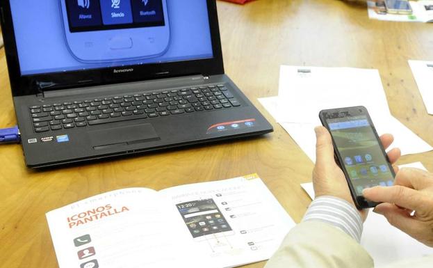 Participantes en el curso 'Smartphone para todos' celebrado en Valladolid.