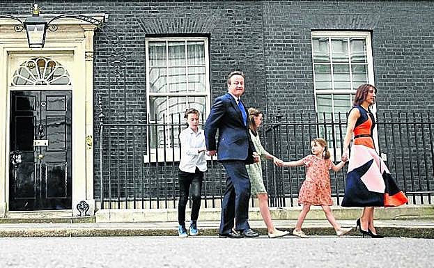 David Cameron deja el 10 de Downing Street con su mujer y sus hijos el 13 de julio de 2016.