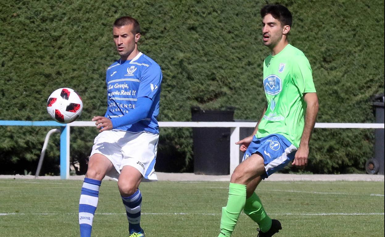Pluma despeja un balón ante el Almazán en el partido de la primera vuelta. 