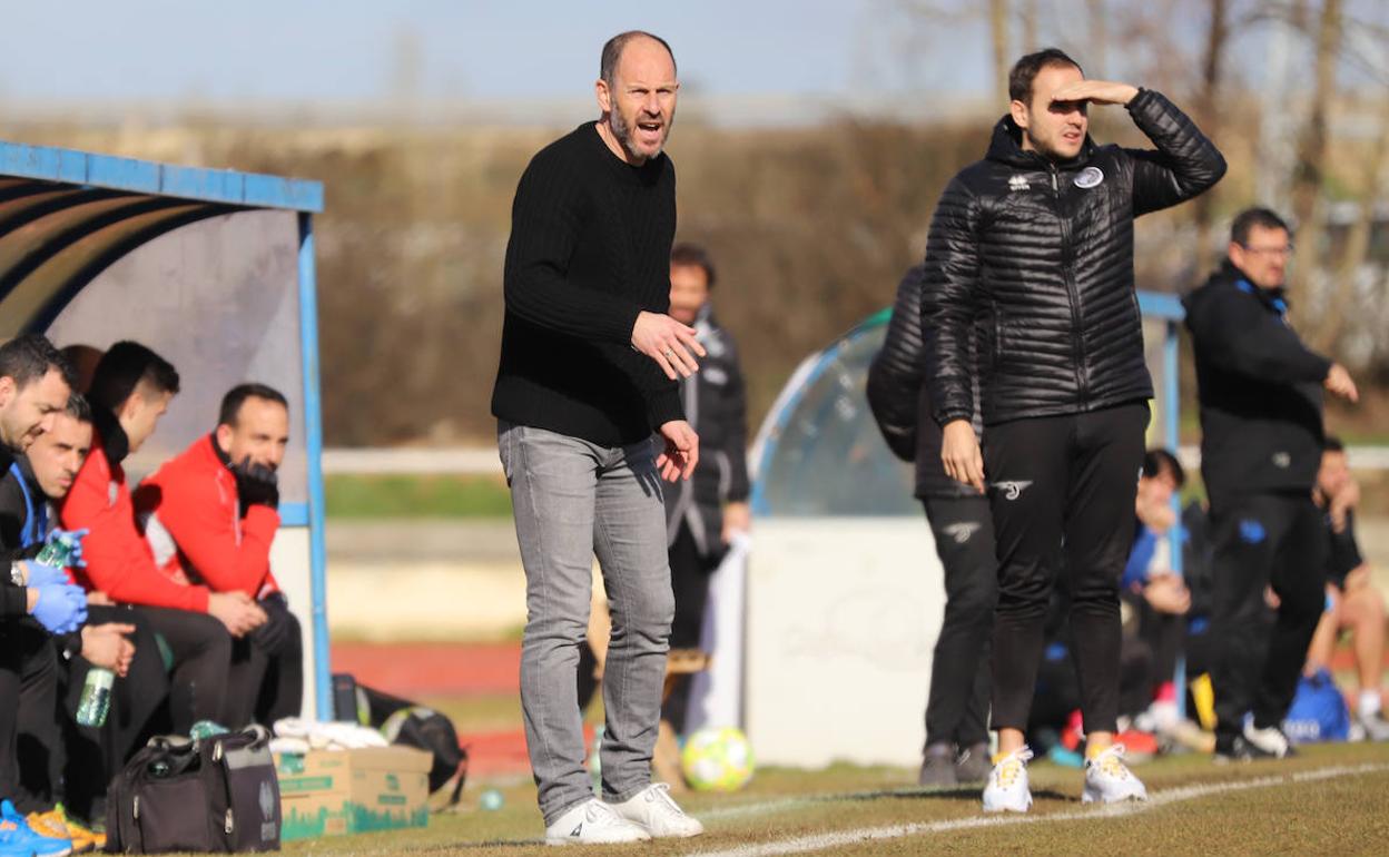 Jabi Luaces da instrucciones durante el partido ante el Alavés B. 