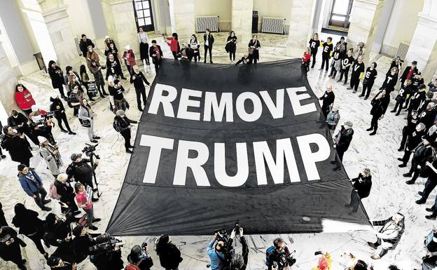 Manifestación a favor de la destitución de Trump en el Capitolio. 