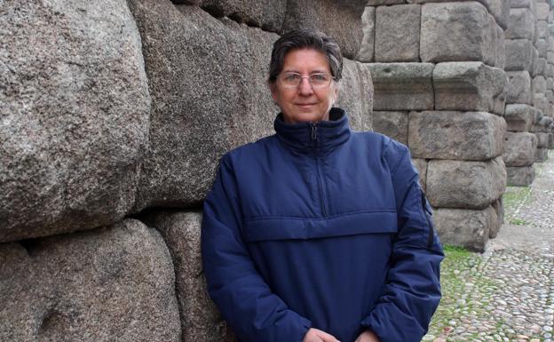 Rocío Calderón posa junto al Acueducto de Segovia. 