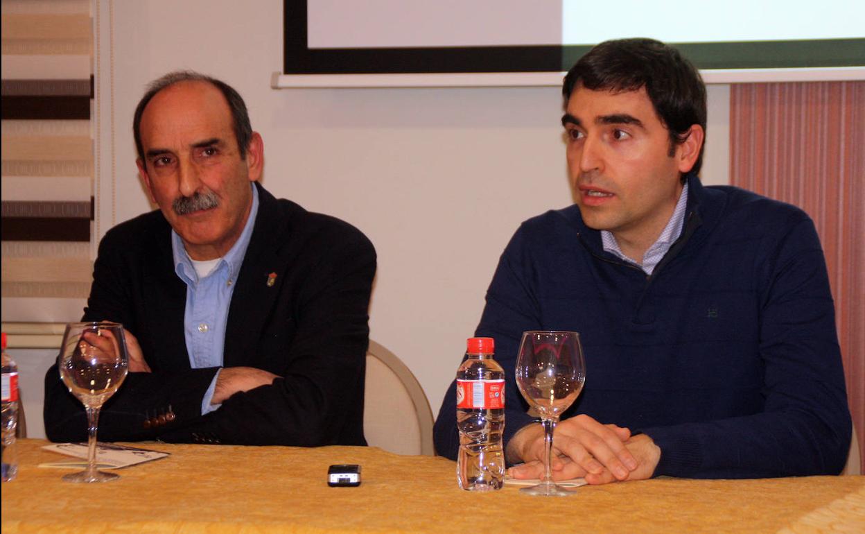 El poeta sevillano Diego Vaya recibe el premio de poesía Jaime Gil de Biedma de Nava