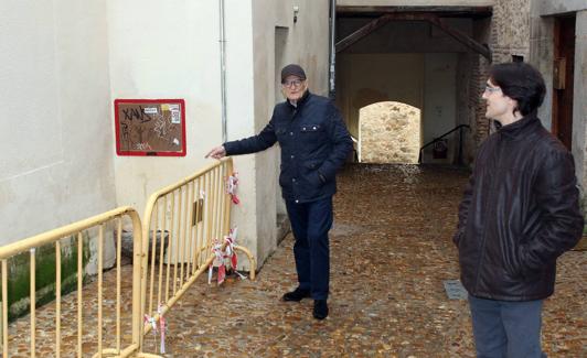 Jorge Carretero (izq.) y Juan Marcos muestran una de las zonas habituales donde orinan e incluso defecan en el corral del Rastrillo. 