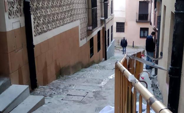 Un joven orina en una fachada de la calle Santa Ana, en la Judería de Segovia. 