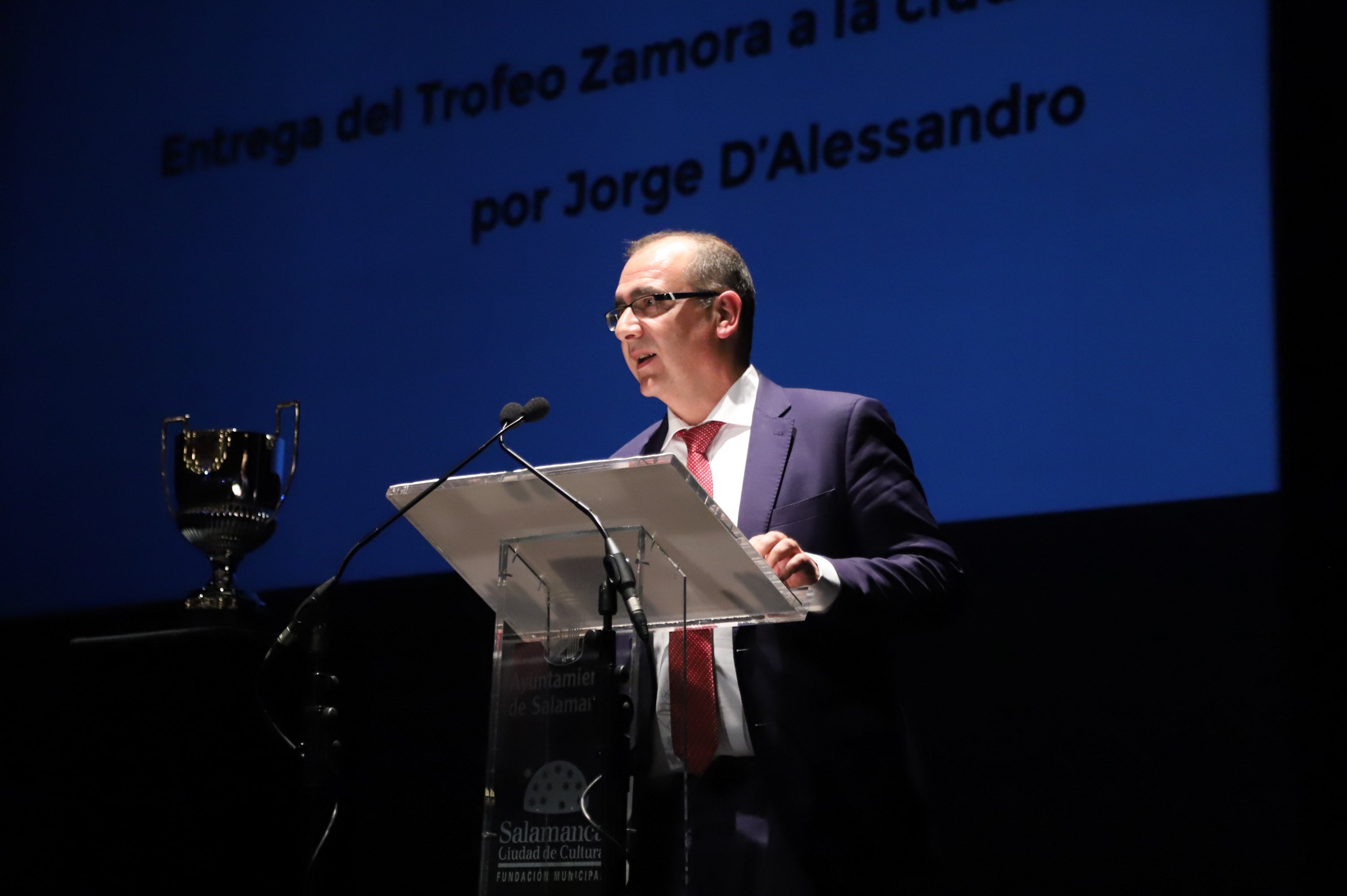 Fotos: Entrega del Trofeo Zamora de Jorge D&#039;Alessandro al ayuntamiento de Salamanca