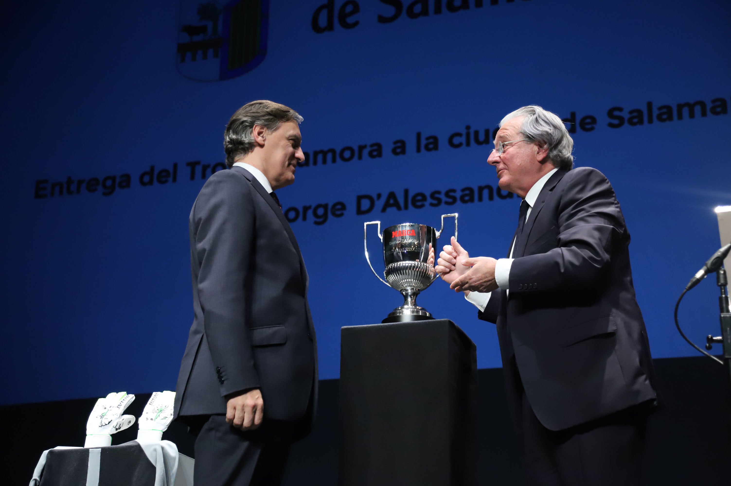 Fotos: Entrega del Trofeo Zamora de Jorge D&#039;Alessandro al ayuntamiento de Salamanca