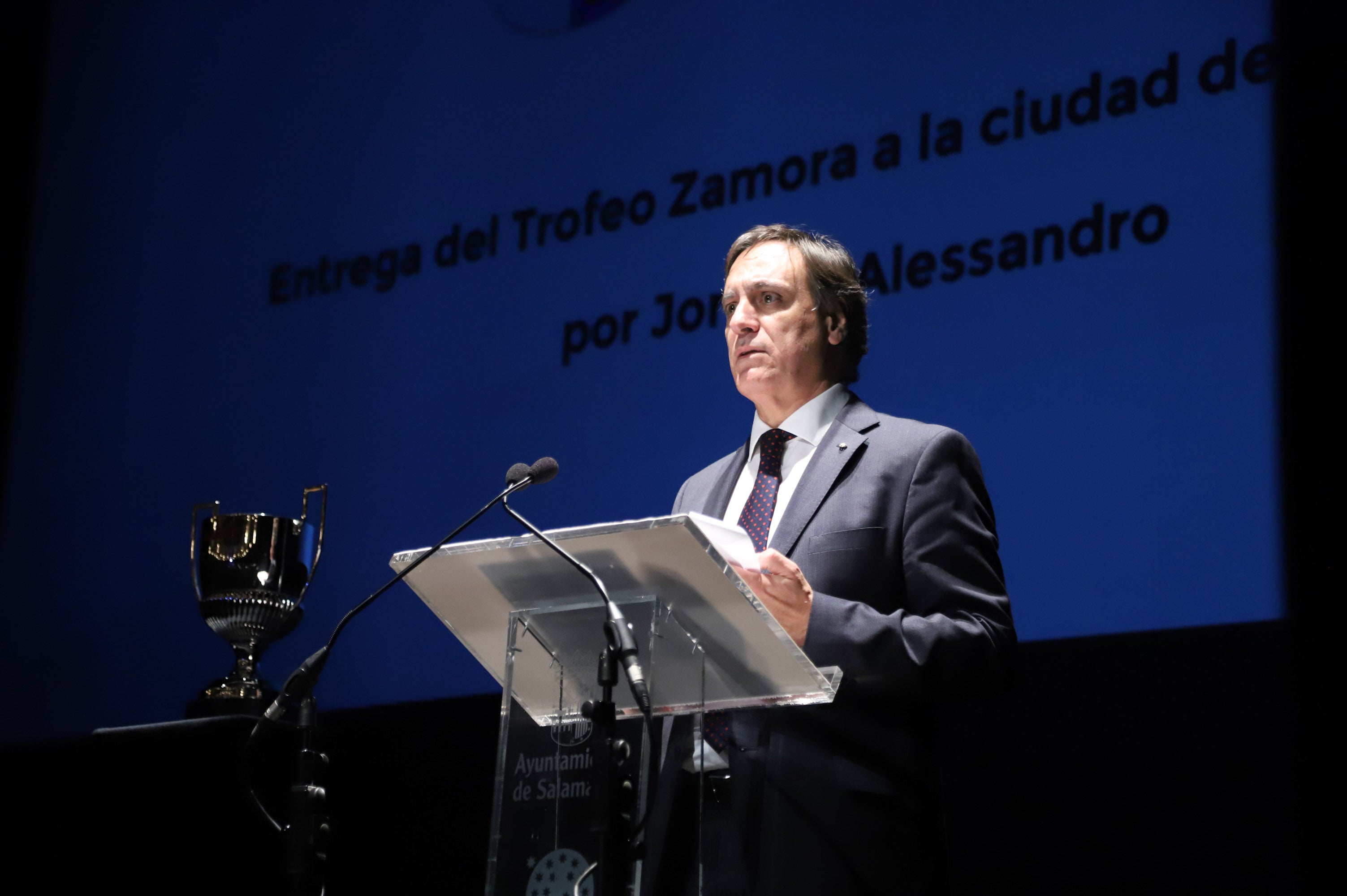 Fotos: Entrega del Trofeo Zamora de Jorge D&#039;Alessandro al ayuntamiento de Salamanca