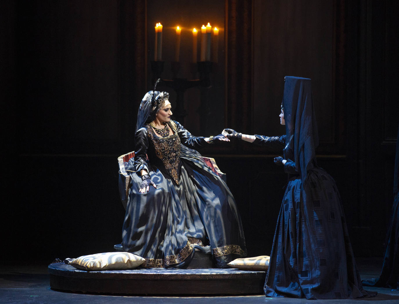 El Teatro Calderón de Valladolid pondrá en escena este miércoles, viernes y domingo la reposición de 'Un ballo in maschera', de Giuseppe Verdi, en un montaje, con la colaboración de la Opera Estatal de Hungría y de la Ópera de Oviedo, en un montaje en el que participarán 120 personas, entre cantantes, coro y músicos.