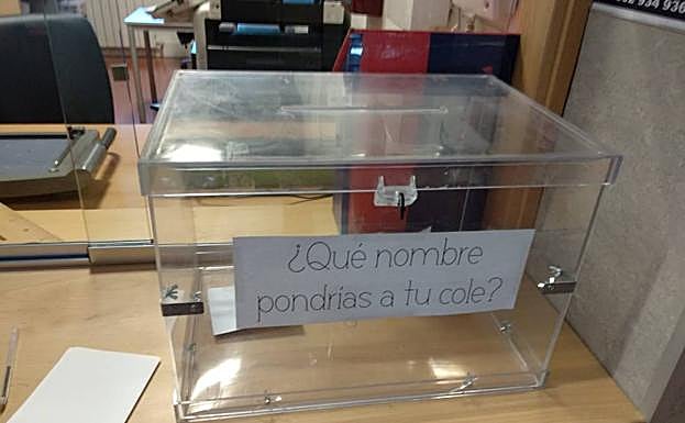 Urna preparada para la votación en el colegio de Viana de Cega.