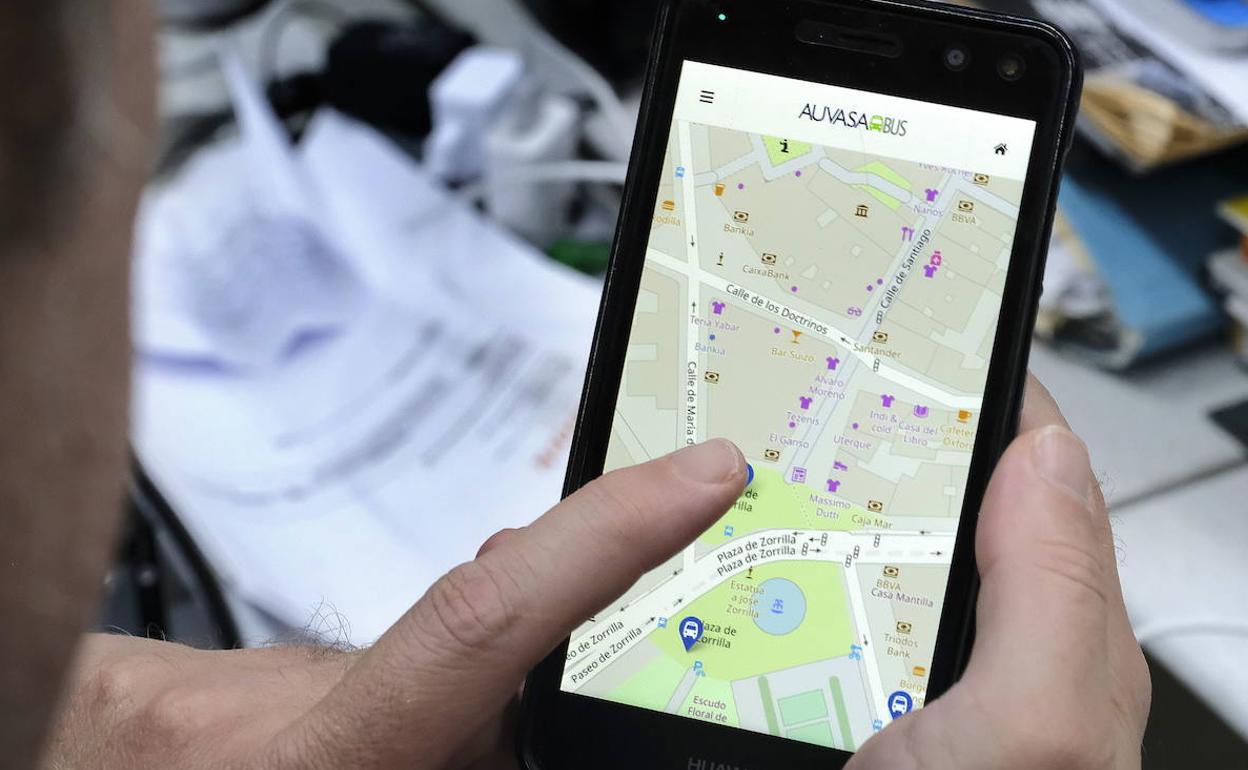 Un hombre consulta la aplicación de Auvasa.
