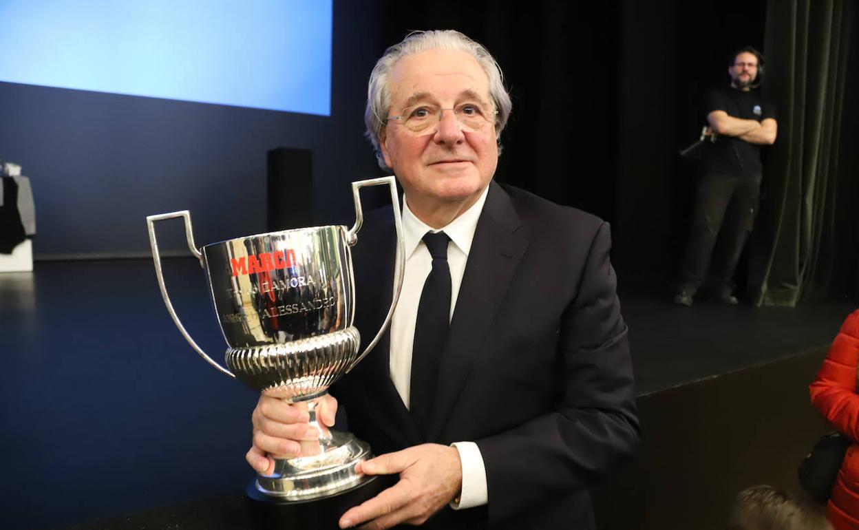 Jorge D'Alessandro posa con su trofeo Zamora.
