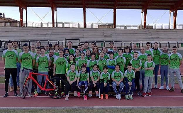 La plantilla del CD Lacerta, en el día de su presentación, en las pistas Antonio Prieto. 