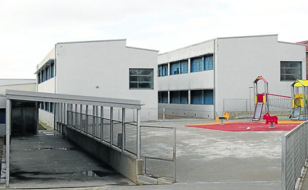 Vista de un patio anexo al colegio La Atalaya de Palazuelos, que perderá una unidad. 