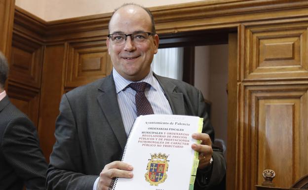 El concejal de Hacienda muestra el documento de Ordenanzas Fiscales.