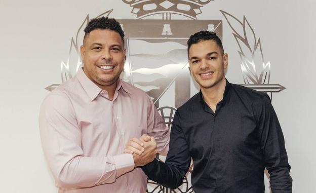 Ronaldo Nazário, decisivo en su fichaje, posa con Ben Arfa. 