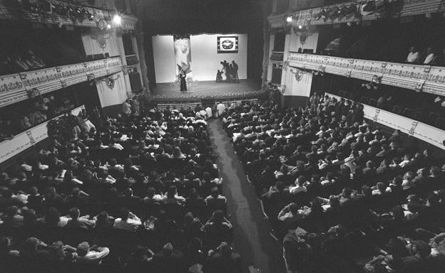 Imagen principal - Interior del teatro en 1998, durante la apertura de la 43 edición de la Seminci, la fachada en 2005 y una postal antigua en la que aparece rodeada de edificios desaparecidos.