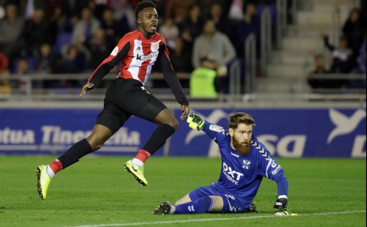 El delantero del Athletic Iñaki Williams tras batir al portero del CD Tenerife Adrián Ortolá.