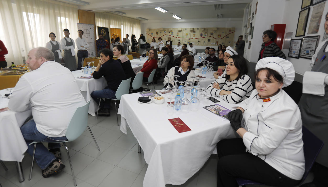 Los profesores participantes en el proyecto atienden a las explicaciones de uno de los participantes en la cata, ayer en el IESVirgen de la Calle. 