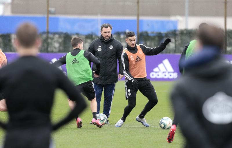 El día 1 de Ben Arfa en Valladolid amaneció lluvioso en los Anexos, donde un puñado de aficionados desafiaron al mal tiempo para presenciar in situ las evoluciones de la nueva adquisición del club blanquivioleta