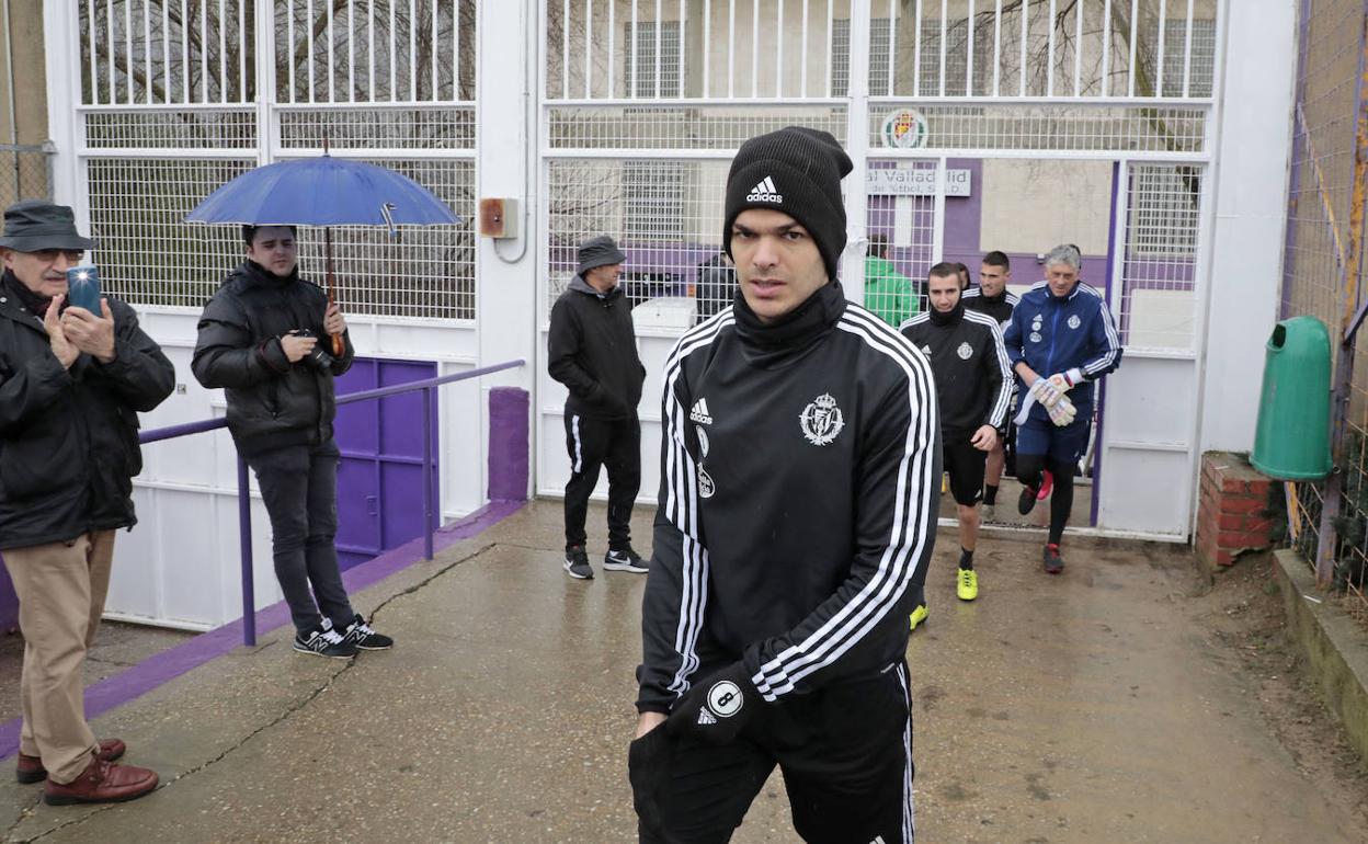 Hatem Ben Arfa salta a los Anexos para completar su primera sesión de entrenamiento. 