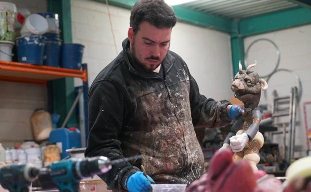 Uno de los trabajadores del talelr Prometeo Escultura dando forma a una figura.