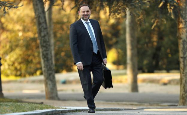 El ministro José Luis Ábalos, en los jardines de la Moncloa. 